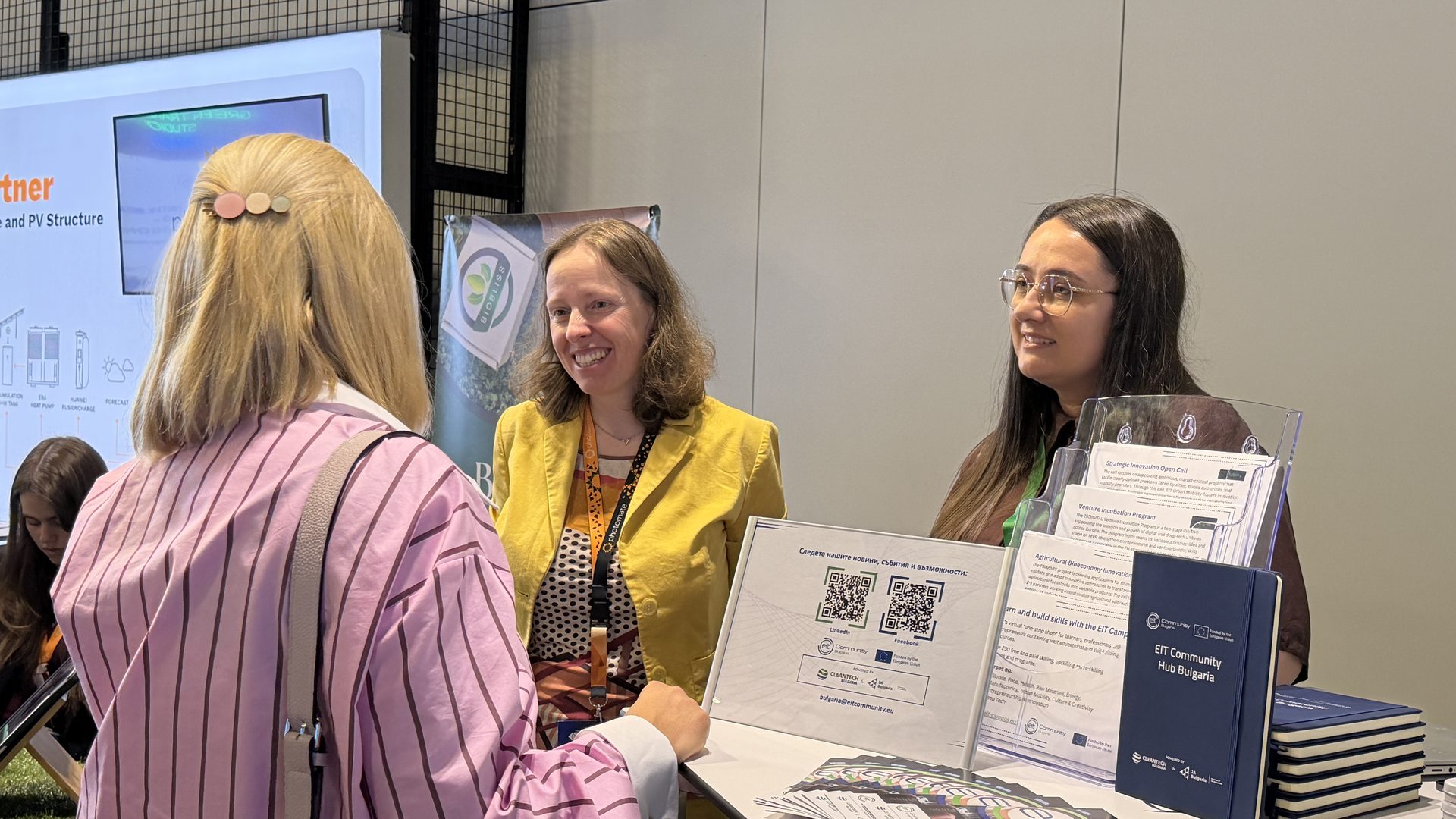 EIT Community Hub Bulgaria representatives discussing EIT innovation opportunities with participants at Green Transition Forum 6.0