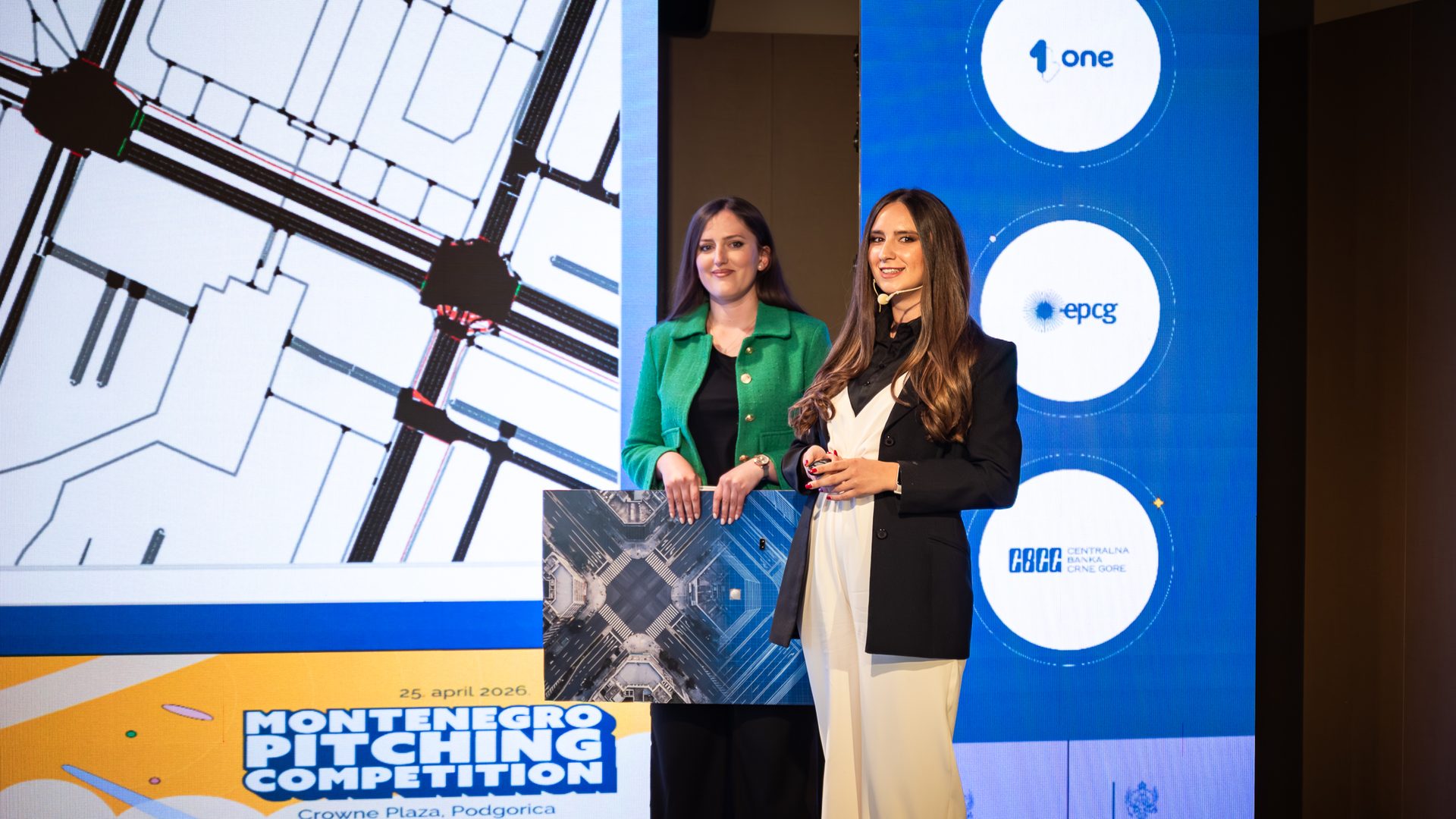 BauSignal founders presenting a traffic simulation screen alongside their intersection display board
