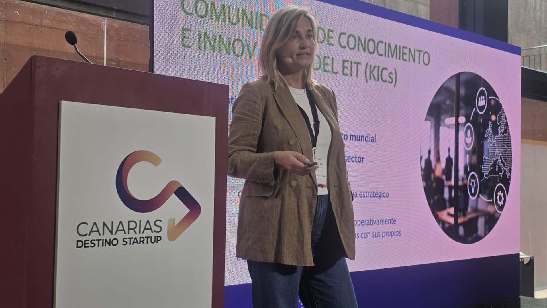 Laura Ovies presenting the EIT Knowledge and Innovation Communities at Canarias Destino Startup