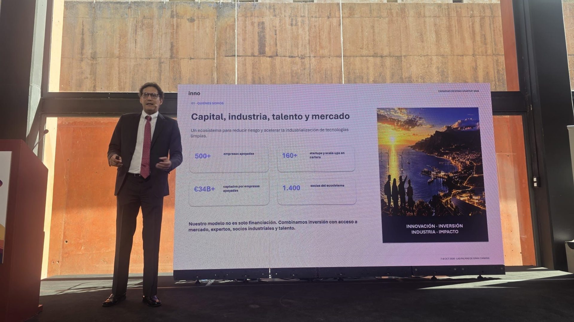Speaker presenting at Canarias Destino Startup 2026