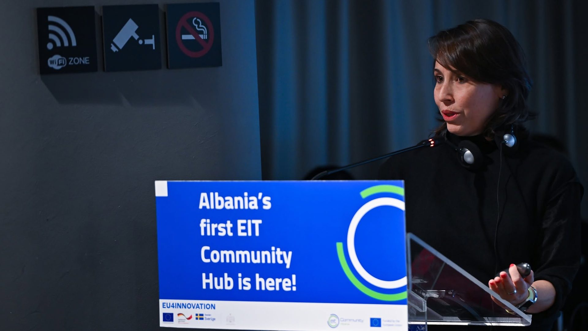 Speaker at the podium during Harvesting Innovation with EIT Health