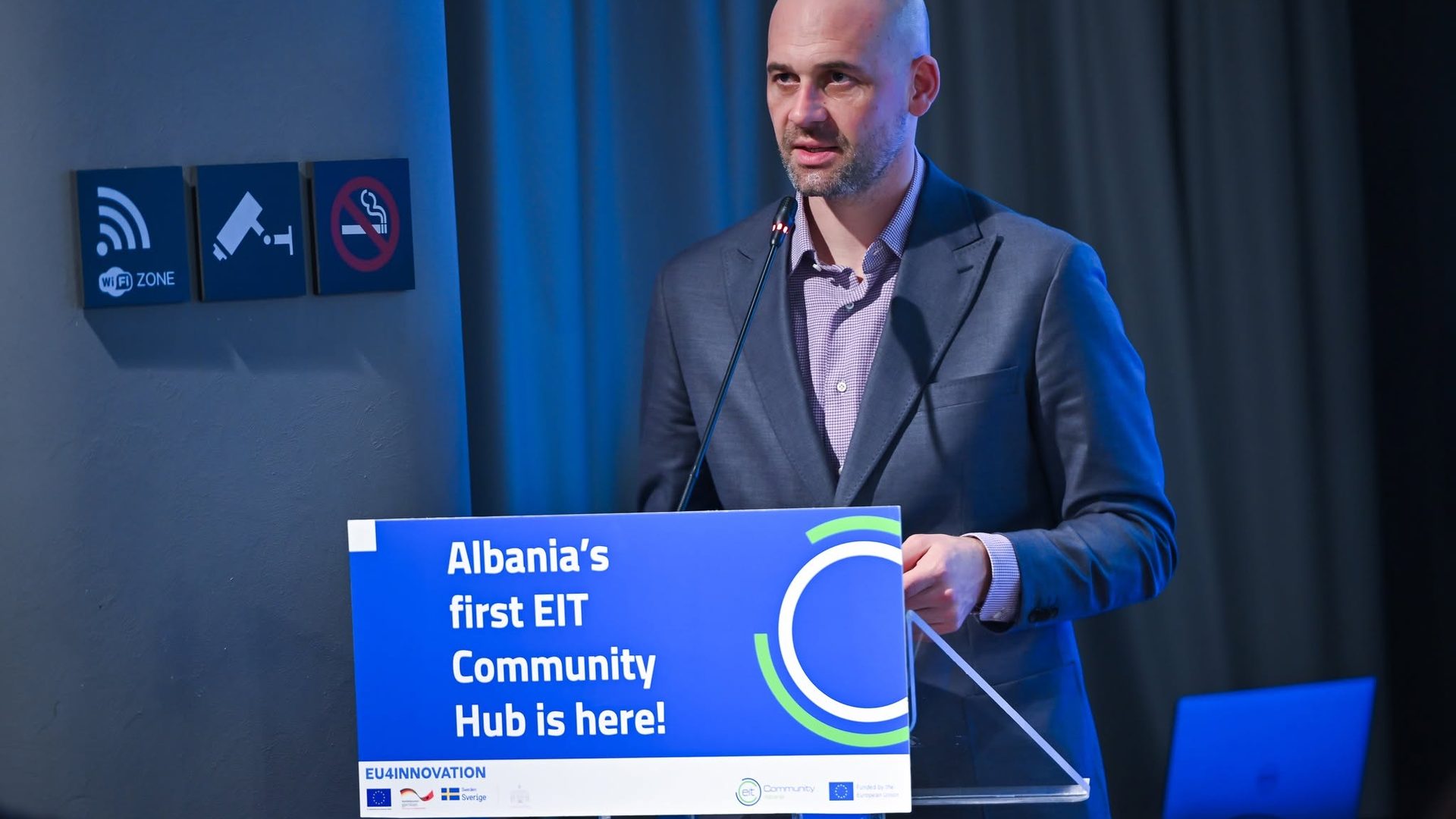 Speaker at the EIT Community Hub Albania podium during the EIT Health event