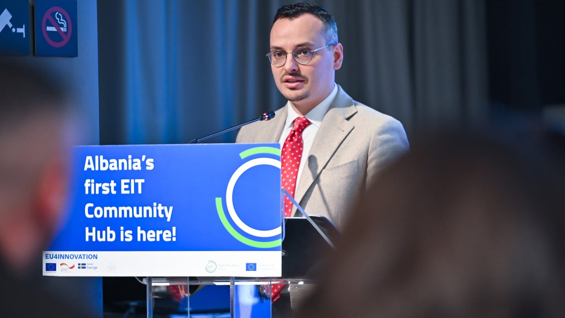 Speaker addressing the EIT Health event in Tirana