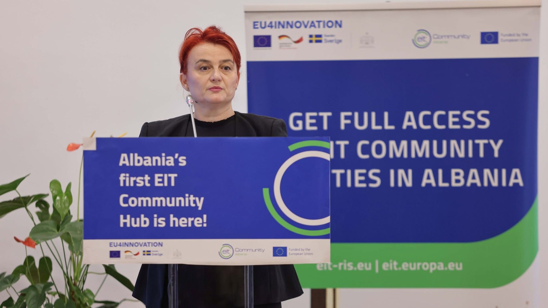 Speaker at the EIT Community Hub Albania podium during the EIT Urban Mobility event